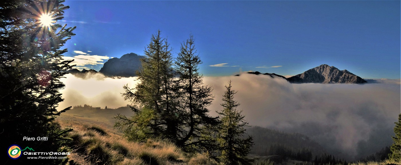 15 Si apre il sereno , Arera e Menna baciati dal sole,  mare di nebbie in valle.jpg